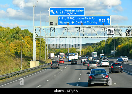 Vierspurigen Abschnitt der M25 London Orbital Autobahn Ausfahrt 26 ohne standstreifen damit einen sogenannten alle Lane läuft Autobahn Essex England Großbritannien Stockfoto
