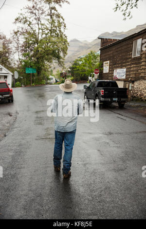 Usa, Oregon, imnaha, cowboy Todd nash Köpfe an der imnaha Store und Taverne zu Mittag zu essen, nordostoregon Stockfoto