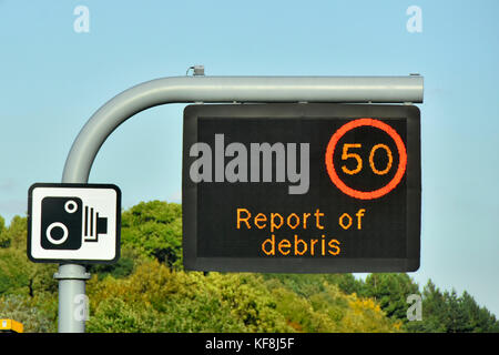 Single Panel Autobahn M25 Schild über Lane nur, Variable Speed Limit & kurze Ablagerungen Warnmeldung komplett mit CCTV-standard Kamera Anmelden UK Stockfoto