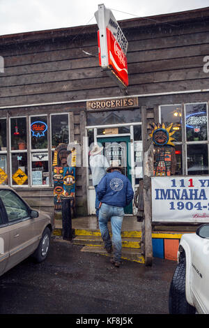 Usa, Oregon, imnaha, Cowboys todd Nash und Cody Ross Kopf an der imnaha Store und Taverne zu Mittag zu essen, nordostoregon Stockfoto