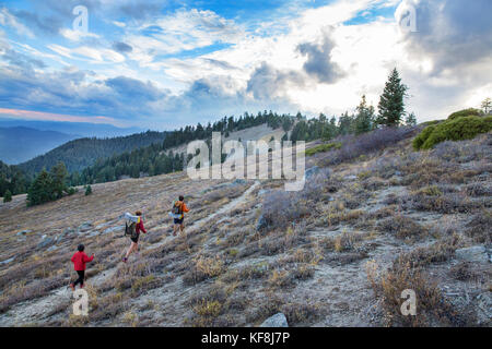 Usa, Oregon, Ashland, 6 Jahr alte christliche Rego aka Buddy backpacker Wanderungen ein Abschnitt des Pacific Crest Trail in der Nähe von Ashland Oregon mit seiner Mama Andre Stockfoto