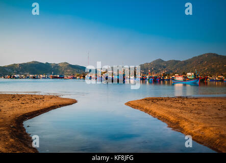 Blick auf Fischerdorf in Vinh Huy Bucht, Ninh Thuan Provinz, Vietnam Stockfoto