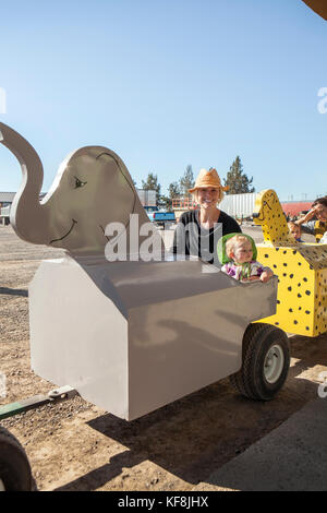 Usa, Oregon, Bend, eine Mutter und Tochter auf dem Traktor Fahrt an der jährlichen Pumpkin Patch in der Nähe von terrebone Smith Rock State Park Stockfoto