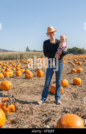 Usa, Oregon, Bend, eine Frau und ihre Tochter bei der jährlichen Pumpkin Patch in der Nähe von terrebone Smith Rock State Park Stockfoto