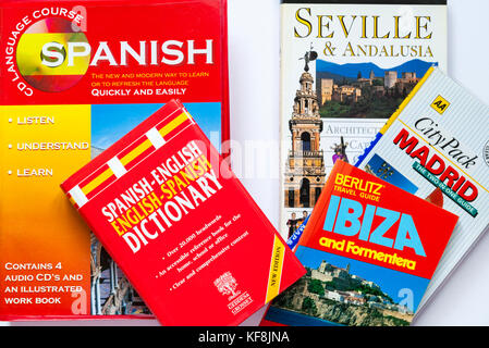 Spanischen Reiseführern, CD-Sprachkurs und Spanisch-Englisch Wörterbuch Stockfoto