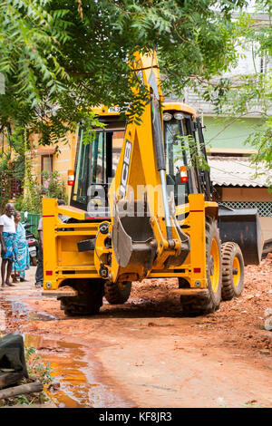 PONDICHERY, PUDUCHERY, INDIEN - September 03, 2017, Gelb, Bulldozer, Traktor mit Schaufel, Rückseite bereit zu arbeiten Stockfoto