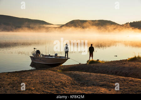 Usa, Oregon, Paulina Lake, braun Kanone, zwei Jungen auf der Küstenlinie von Paulina Lake in der Morgendämmerung Stockfoto