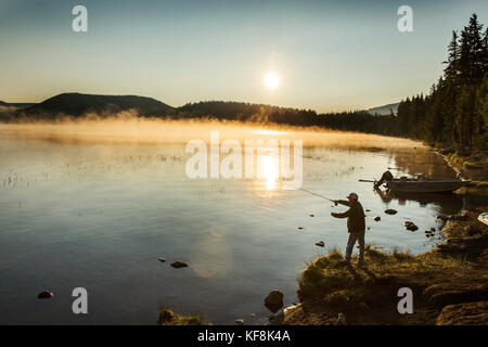 Usa, Oregon, Paulina Lake, braun Cannon, ein Fischer Fische aus der Küstenlinie an Paulina Lake Stockfoto