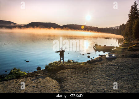 Usa, Oregon, Paulina Lake, braun Cannon, ein Fischer Fische aus der Küstenlinie an Paulina Lake Stockfoto