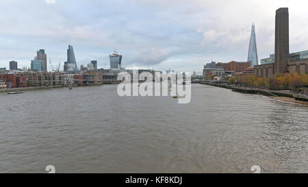 London, Großbritannien - 24 November: Millennium Bridge über die Themse in London am 24. November 2013. Das stadtbild im Winter Wetter von blackfriar Stockfoto