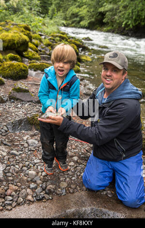 Usa, Oregon, Santiam River, braun Cannon, ein kleiner Junge aus, die den Fisch, den er in der santiam River gefangen Stockfoto