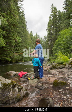 Usa, Oregon, Santiam River, braun Cannon, Jungen lernen, wie man Fisch auf der Santiam River im willamete National Forest Stockfoto