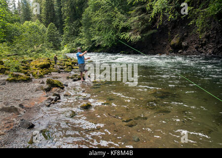 Usa, Oregon, Santiam River, braun Cannon, ein Mann angeln entlang der Santiam River im willamete National Forest Stockfoto