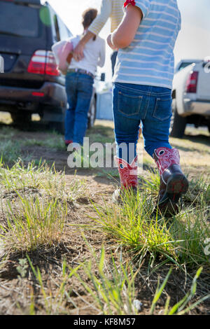 USA, Oregon, Schwestern, Schwestern Rodeo, Kinder machen Sie sich bereit für die Schwestern Rodeo eingeben Stockfoto