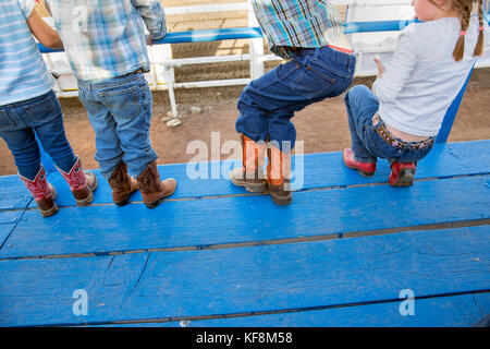 Usa, Oregon, Schwestern, Schwestern Rodeo, Kinder beobachten das Geschehen bei den Schwestern Rodeo Stockfoto