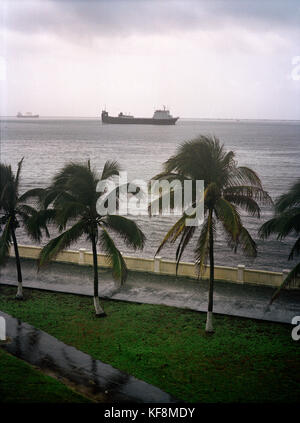 PANAMA, Colon, ein Containerschiff wartet auf den Panamakanal in Mittelamerika Stockfoto