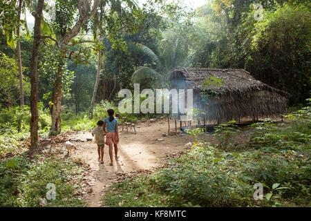 Philippinen, Palawan, Barangay region, Batak Kinder durch ihre Heimat in kalakwasan Dorf Stockfoto