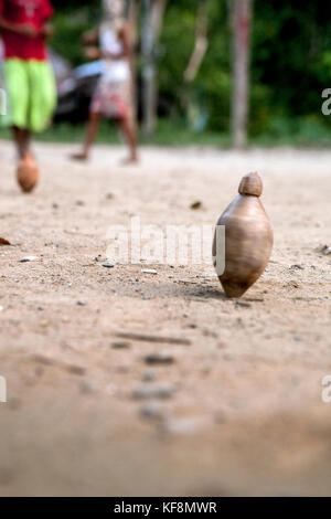 Philippinen, Palawan, Barangay region, Batak Jungen spielen mit ihrer Hand Spielzeug in kalakwasan Dorf Stockfoto