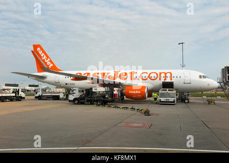 Auftanken zwischen den Flügen, Airbus A320 Flugzeug Anzahl G-EZOA von Easyjet tankt aus unterirdischen Tank Betrieben auf der Schürze am Flughafen Gatwick, London. Großbritannien Stockfoto