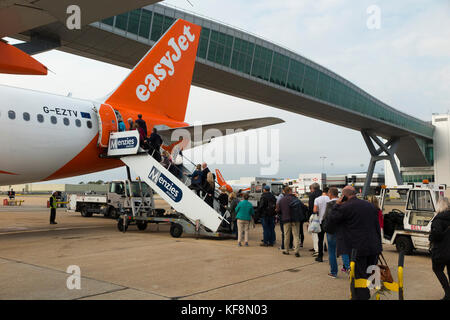 Eine Easyjet Flugzeug Airbus A 320-214 / Flug boarding Passagiere am Flughafen London Gatwick, Großbritannien. (91) Stockfoto