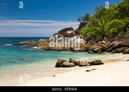 Die Seychellen, Mahe, Baie Lazare, felsigen Landzunge am Ende der Strand Stockfoto