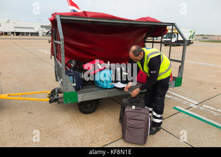 Gepäckabfertigung Katze/Fahrzeug/Fahrzeug/Flugzeug Lader/container/Ground Support Personal-/Tragetasche & Laden Beifahrer Gepäck. Stockfoto