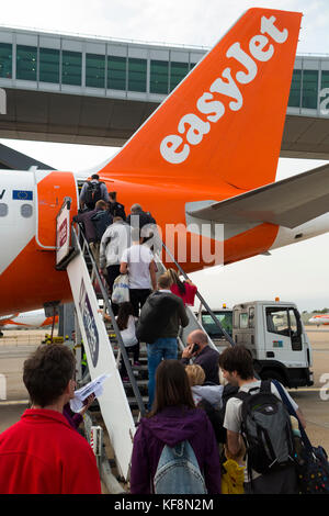 Eine Easyjet Flugzeug Airbus A 320-214 / Flug boarding Passagiere am Flughafen London Gatwick, Großbritannien. (91) Stockfoto