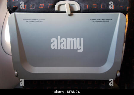 Beifahrersitz fach Tabelle in die aufrechte Position an einem Airbus A 320-214 betrieben von Easyjet. (91) Stockfoto