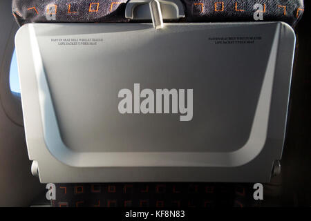 Beifahrersitz fach Tabelle in die aufrechte Position an einem Airbus A 320-214 betrieben von Easyjet. (91) Stockfoto