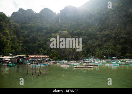 Philippinen, palawan El Nido, Fischerboote sind unter dem Dschungel in die Stadt El nido verankert, in bacuit Bay in das Südchinesische Meer Stockfoto