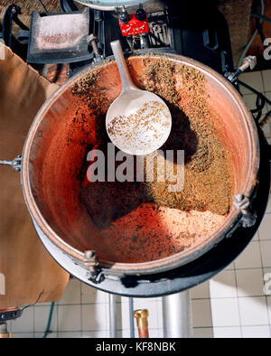 Schweiz, boudevilliers, Kräuter und Ausrüstung verwendet Wermut, artemisia Distillerie, Jura Stockfoto