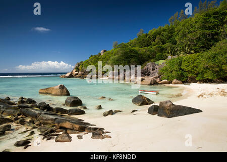 Die Seychellen, Praslin, Anse Soleil, Strand, Boot in geschützten Felsenbucht günstig Stockfoto