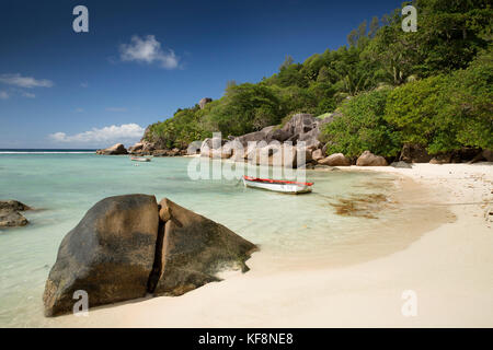 Die Seychellen, Praslin, Anse Soleil, Strand, Boot in geschützten Felsenbucht günstig Stockfoto