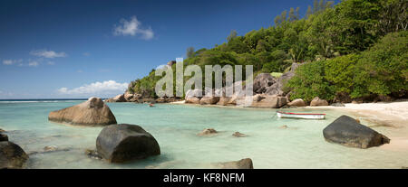 Die Seychellen, Praslin, Anse Soleil, Strand, Boot in geschützten Felsenbucht festgemacht, Panoramablick Stockfoto