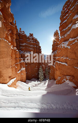 Usa, Utah, Bryce Canyon, Bryce Canyon National Park, wandern durch einen Schlitz Schlucht namens Wall Street und schneebedeckten Hoodoos, die Navajo loop t Stockfoto