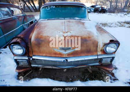 Usa, Utah, altes Auto im Schnee, Glendale, Highway 89, Stockfoto