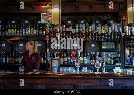 Das tägliche Leben in einem traditionellen niederländischen Pub in Amsterdam, Niederlande Stockfoto