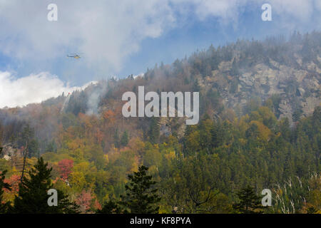 Rauch von Waldbränden auf dilly Klippe in verwandter Kerbe New Hampshire im Oktober 2017. Diese Klippen hinter den Lost River Gorge und bould befinden. Stockfoto