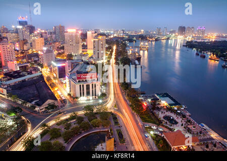 Vietnam, Saigon, Ho Chi Minh City, einer erhöhten Ausblick auf die Stadt und den Fluss Saigon in der Nacht Schuß von der Oberseite der Renaissance Riverside Hotel Stockfoto