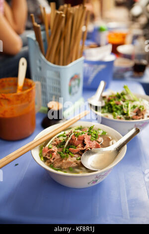 Vietnam, Hanoi, Restaurant Pho gia Truyen, auch als 49 Bat Dan bekannt, ein Schuß von pho bo oder Beef noodle Bowl warten gegessen zu werden. Stockfoto
