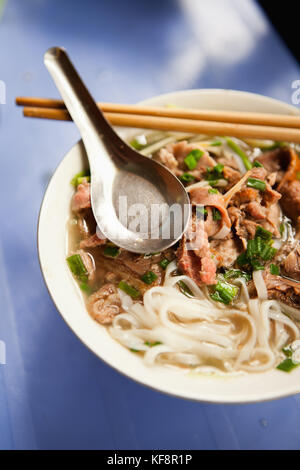 Vietnam, Hanoi, eine Schüssel pho bo oder Rindfleisch Nudel Schüssel auf einen Tisch im Restaurant Pho gia Truyen, auch als 49 Bat Dan bekannt Stockfoto