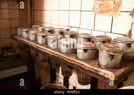 Vietnam, Hanoi, Kaffee Filtern für Kunden im Cafe nang Coffee Shop in der Altstadt. Stockfoto