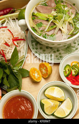 VIETNAM, Hanoi, Sofitel Metropole Hotel, Pho-Nudelsuppe mit Rindfleisch und Beilagen Stockfoto