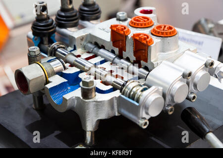 Querschnitt der hydraulischen Steuerventil Einheit Stockfoto