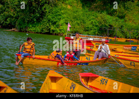 Pokhara, Nepal - November 04, 2017: Familie paddeln die Boote im See mit begnas See in Pokhara, Nepal Stockfoto