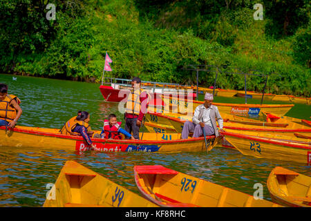 Pokhara, Nepal - November 04, 2017: Familie paddeln die Boote im See mit begnas See in Pokhara, Nepal Stockfoto