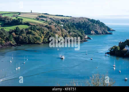 Blick auf die Mündung des Flusses Dart Blick aus Der englische Kanal mit dem Tageszeichen in der Ferne und Segelboote auf dem tiefblauen Wasser Stockfoto