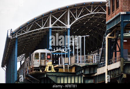 U-Bahn Auto am Bahnhof Coney Island in Brooklyn, New York, geparkt Stockfoto