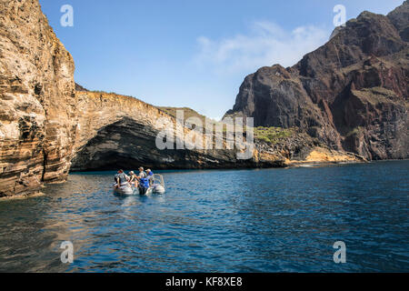 Galapagos, Ecuador, die Insel Isabela, Punta vicente Roca, der Erkundung eine große Höhle entlang der dramatischen vulkanischen Küstenlinie der Insel Isabela Stockfoto