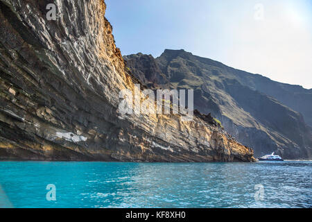 Galapagos, Ecuador, die Insel Isabela, Punta vicente Roca, die Erkundung der dramatischen vulkanischen Küstenlinie, m/c Ocean Spray im Abstand verankert Stockfoto